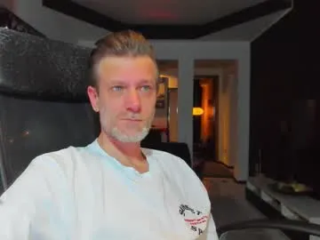 alexxian — MAKE DADDY CUM at goal ! #uncut #muscle #feet #cum #daddy [3333 tokens remaining]