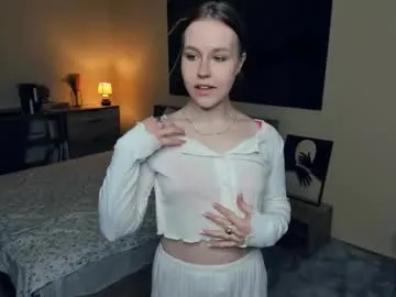 angel_to_burn — Seduce you with my gaze<3  #new #teen #18 #shy #natural [21 tokens remaining]