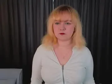 barbara_watts — GOAL: Air kiss + eye contact [37 tokens remaining] Welcome to my room! #shy #bigboobs #18 #bigass #new