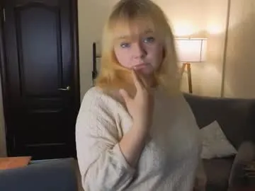 elaine_lewis — GOAL: air kiss + smile [35 tokens remaining] Welcome to my room! #new #bigboobs #shy #natural #18