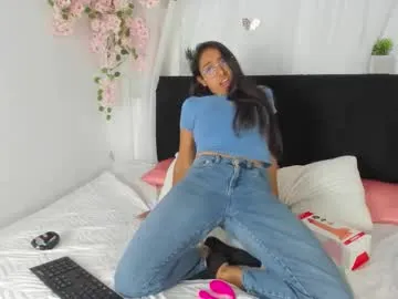 heidi_feuer — GOAL: Hand bra [100 tokens remaining] Welcome to my room! #brunette #new #ebony #joi #latina