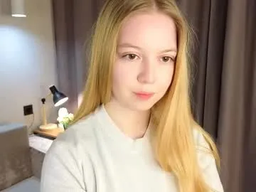 karen_lowe — Hi, im Annie! GOAL: Bare shoulders  #new #shy #18 #teen #blonde [55 tokens remaining]
