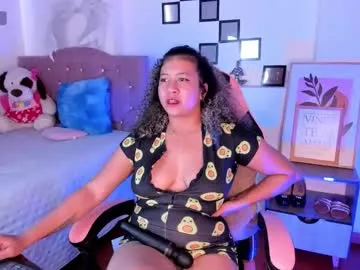 kenia_thompson01 — GOAL: full naked , sexy show [123 tokens remaining] Hello guys, I am a #bbc lover, ask for the fetish and we do a great show #deepthroat #ebony #blowjob #cuckold #saliva