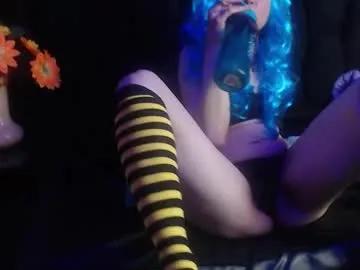 kylie_bloom — Hi there!  Welcome to my corner of good energy, smiles and charm #ldeepthroat #lovense #natural  #milf #feet #latina #new #skinny  #squirt #bigass