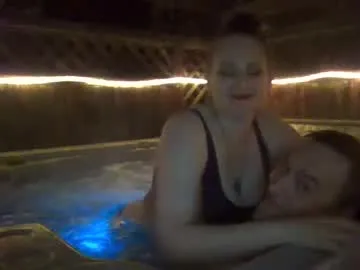 ladykiva_n_hubz — Kiva Topless in Hot Tub! [21 tokens remaining]