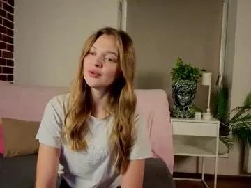 moirawenzinger — Heeeeyy, my name is Kylie!! Goal: Slide my fingers over my collarbone #blonde #18 #New #LovensE #SKINNY [31 tokens remaining]