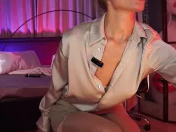 nikki_amour — eye contact tease  [44 tokens left] #muscle #cute #classy #flex #oil