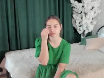 seraphineclark — hi^^ i'm Seraphine I've only been here recently GOAL - free hair <3 #shy #new #nonude #18 #natural [217 tokens remaining]