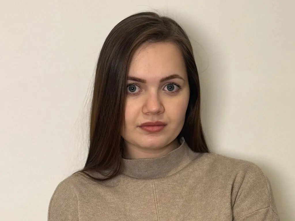 DaleSchissler — My world rests on three pillars: sports (to feel strength), singing (to feel the soul), and painting (to capture it all). Sometimes they blend: I might hum while doing lunges or sketch racing cars while warming up