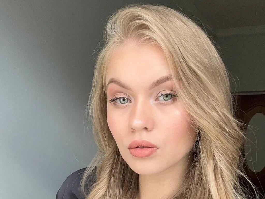 ElaraBrooks — I love communicating with older men because they are experienced and smart