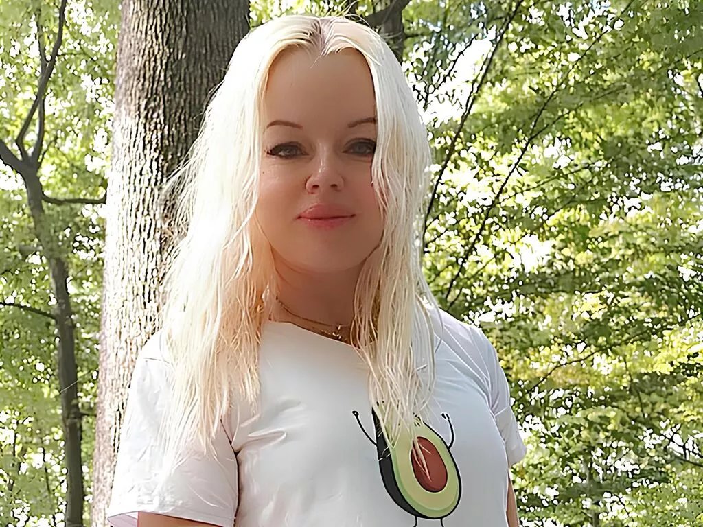 JoyDiaz — I love having fun together, interactive toys, oil show, experiments, new experience. And I like gifts most of all.