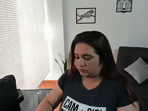 _khloe_tomson_ — show very big boobs 