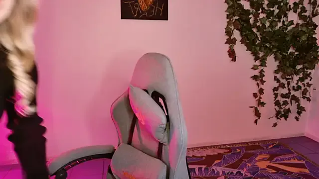 AdelLoyss — Sexy eye contact with cam 1 min