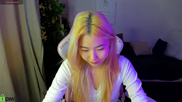 Aisi_18 — massage my boobs