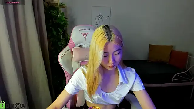 Aisi_18 — lick finger
