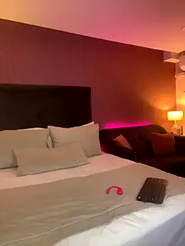 Alahia_Monroe — juego de tetas