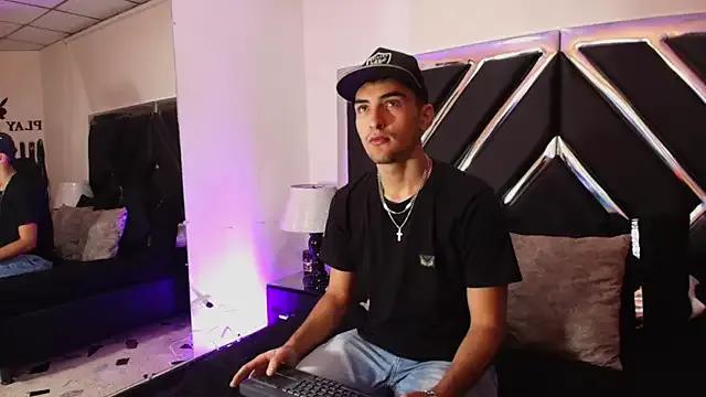 AlekRuizx — Flash hairy ass