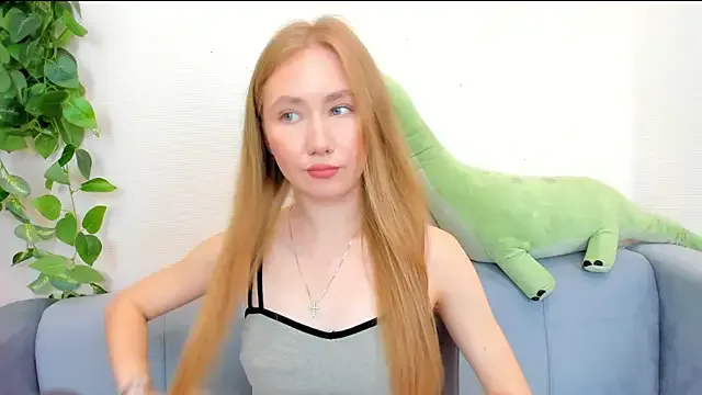 AlexMiss_Ray — doggy pose close to cam!