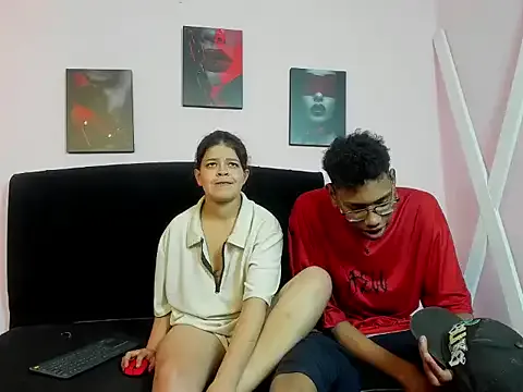 AliciaandSowi —  Beso ardiente interracial