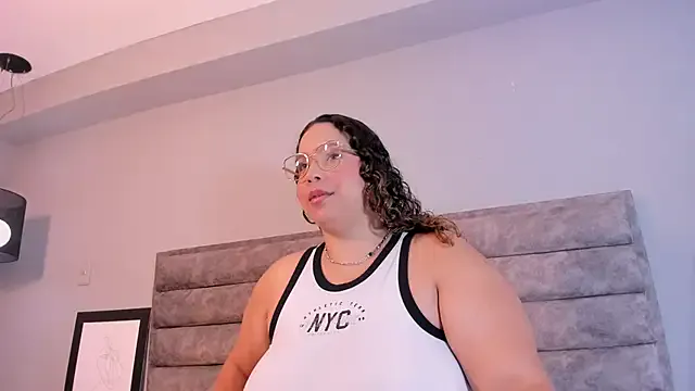 Aliciabloom — Play with my big boobs 