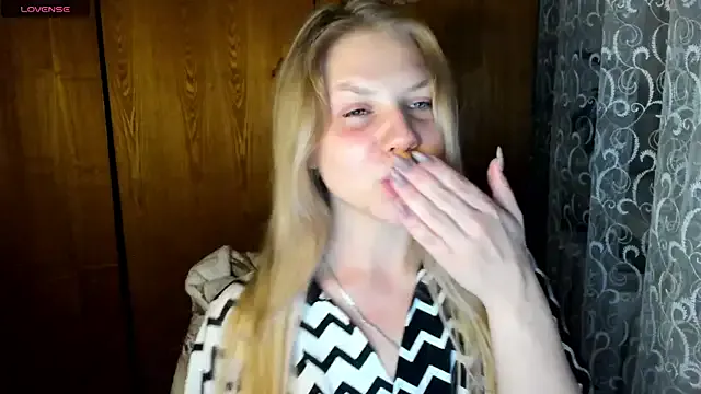 AlinaMors — Naked, with a finger in her ass