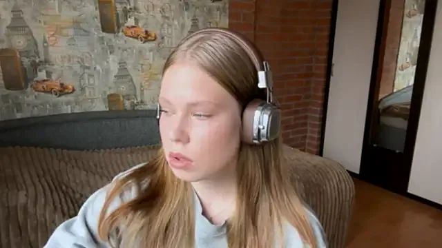 AmiraDehart — Kiss my camera and show lips close up