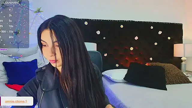 AnniEsstone — topless + spank ass 5 times