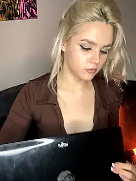 April_Purr — Play nipples In clothes