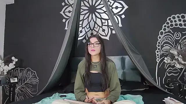 Aranzza_Ross — Open legs + Flahs pussy 
