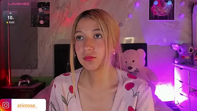 ariana_rosse__ — show tits