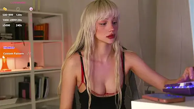BabeHolly — oil my boobies
