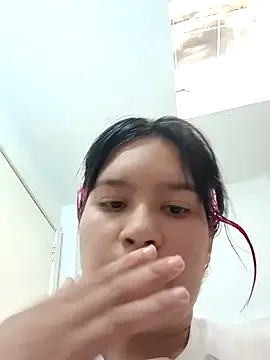 Beba_102 — show milk in the pussy
