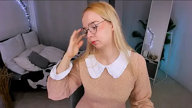BellaMontgomery — make my ass red