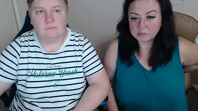 Bertie_Adeline — hot kiss and boobs