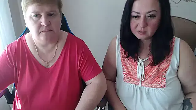 Bertie_Adeline — hot kiss and boobs