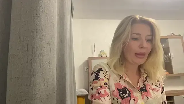 Blondie_xoxoxo — 3 playfull spanks
