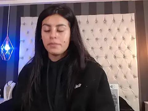 Camile_Petite — Hand bra!