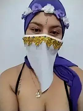 caroline_peed — Show nipples