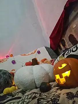 StripChat cinnocent is Freechat cinnocent — devil kitty purrs & pets herself