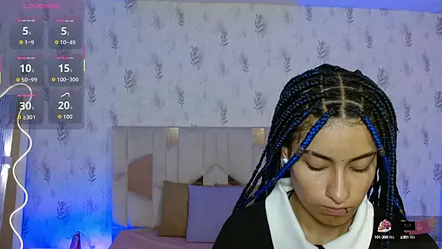 DAKOTA_TAY1 — Show tits