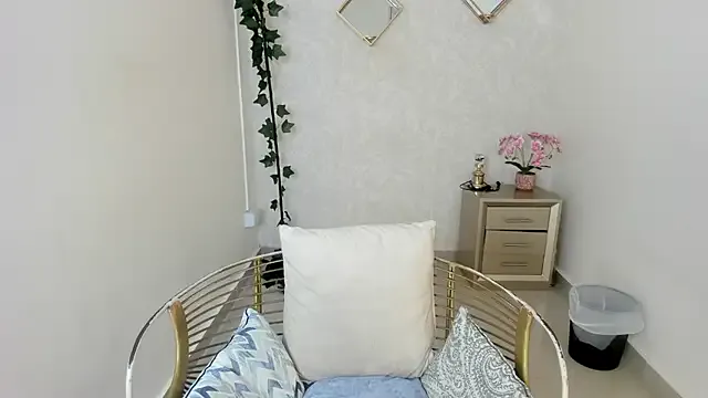 Dalia_coop — rub pussy with fingers over panties