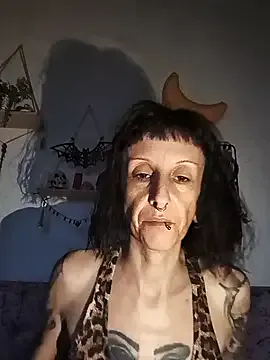 DEALYLITH — Chat topless