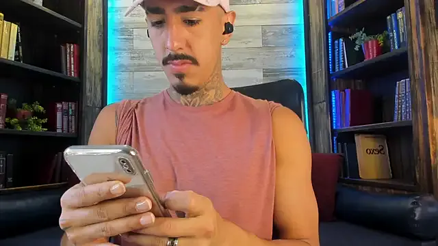 Donovan_Desmond — Streaptease all nakd + Oil in horny body