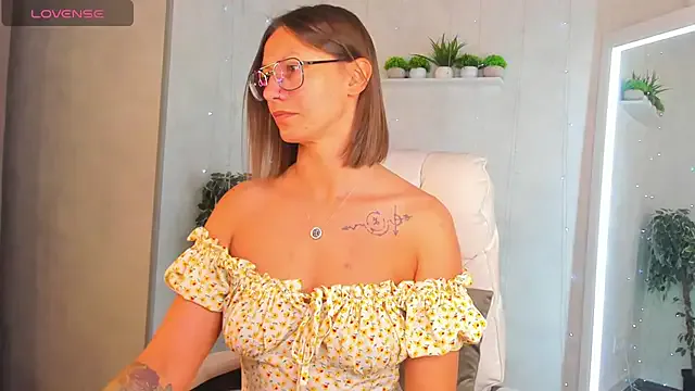 Elina_Gravess — tease boobs
