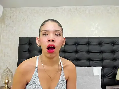 EmaGarcess — double penetration show with dildo 