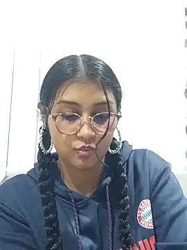 Emiily_Johamson — Sucking thumb  + kiss