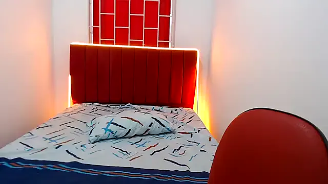 emili_veryhot — flas boobs