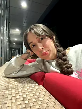 emiliasommer — Flash boobs