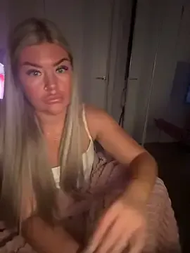 EmilyKingg — Flash boobs 