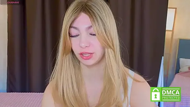 EmilyZortea — suck fingers close up